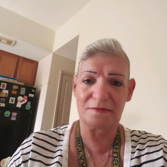 Meet your Posher, Debby - Picture 3 of 3